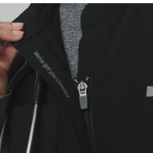 Figs Rafaela Cargo ScrubJumpsuit™
LIMITED EDITION
NEW
FIONX™
Black  WEAR FIGS - Picture 13 of 14